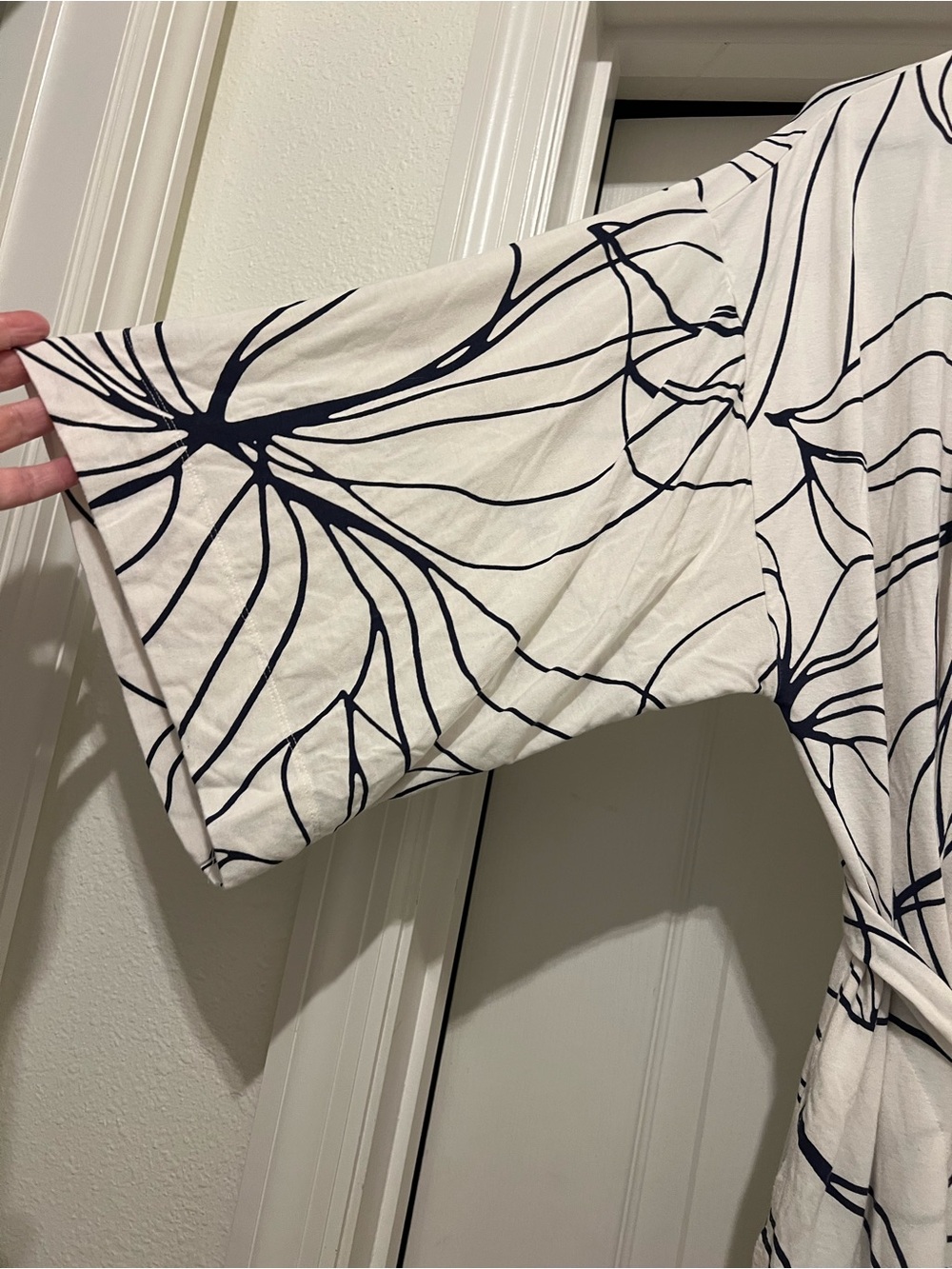 Soma White Kimono Robe with Navy Floral Line Print—very good condition! - Picture 5 of 7